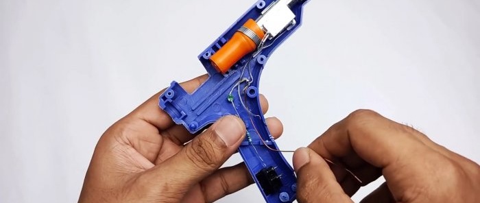 How to convert a regular glue gun into a battery-powered one