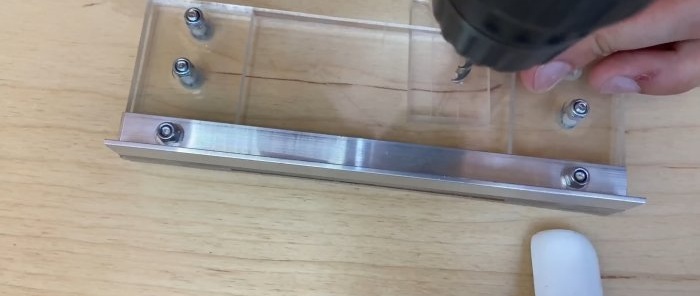 How to easily expand the functionality of an edge router using homemade plexiglass soles