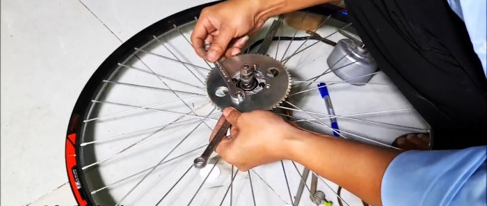 Mini hydroelectric power station made from bicycle parts and PVC pipes