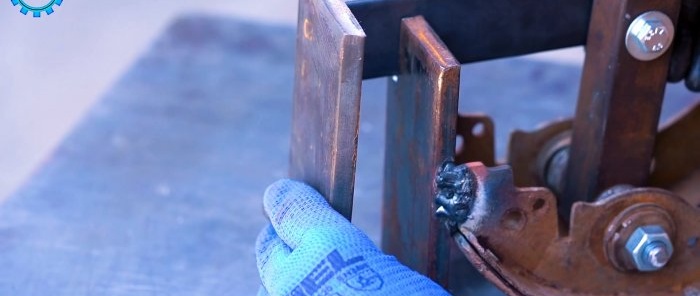 A device for uprooting seedlings and growths in the garden from car blocks