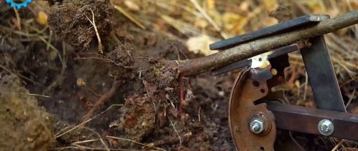 A device for uprooting seedlings and growths in the garden from car blocks