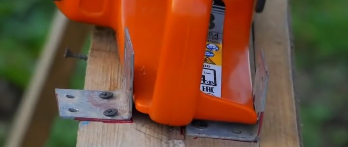 How to make a chainsaw-based machine for quickly sawing boards or branches for firewood