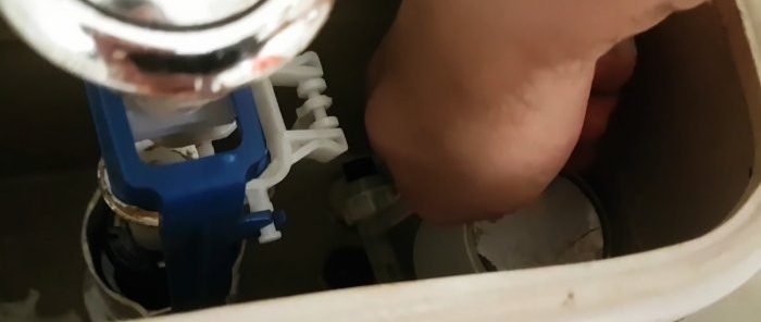 How to fix a toilet leak in a couple of minutes