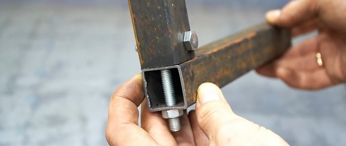 Reliable dismountable connection of a profile pipe at right angles without welding