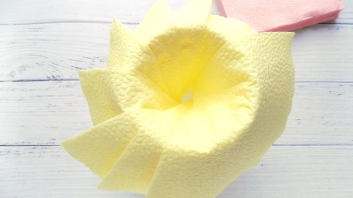 How to make a lush flower from paper napkins in no time and transform your holiday table