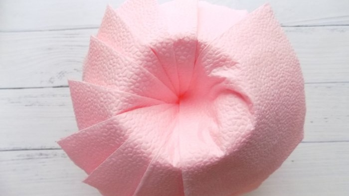 How to make a lush flower from paper napkins in no time and transform your holiday table