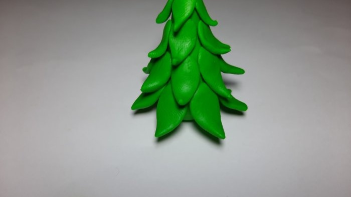 How to make a beautiful Christmas tree from plasticine