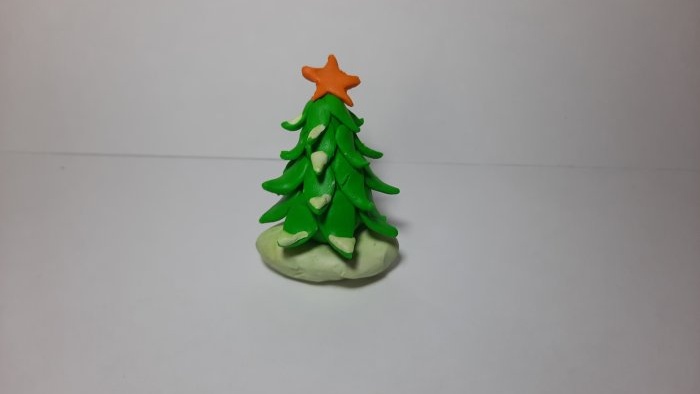 How to make a beautiful Christmas tree from plasticine