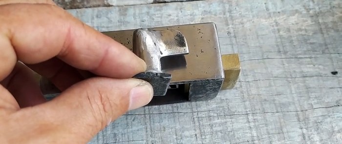 How to make anti-vandal protection for a padlock