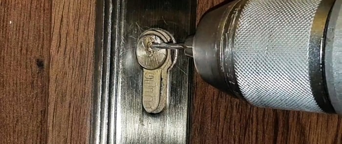 2 ways to remove a broken key from a door lock