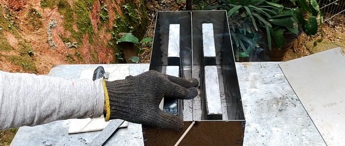 How to make a mold for molding two hollow blocks on cement at once