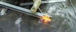 Welding thin metal and twists with a graphite rod from a battery