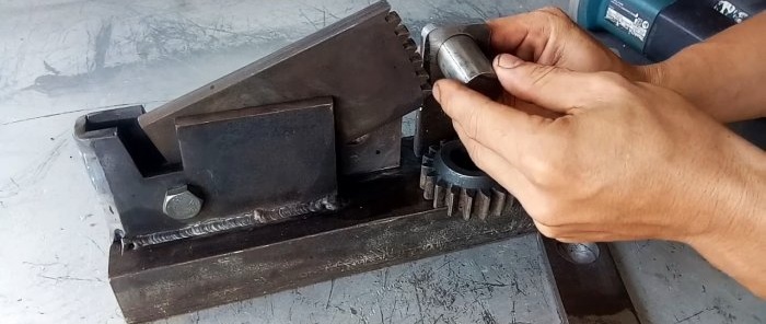 How to make heavy-duty tin snips from an old car spring