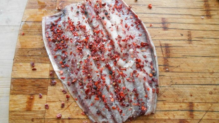 How to salt herring in an extremely tasty way: 3 dry salting methods