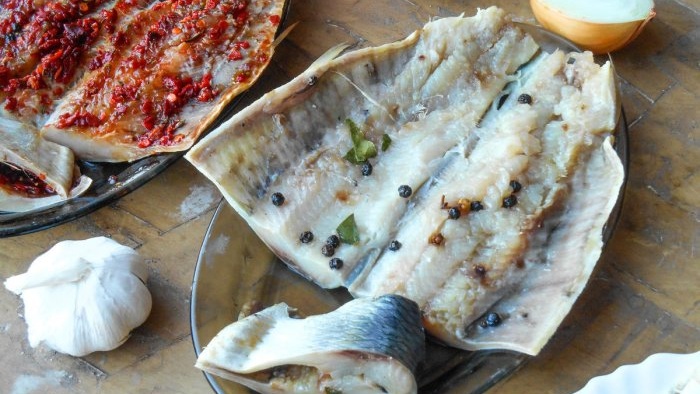 How to salt herring in an extremely tasty way: 3 dry salting methods