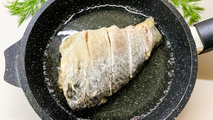 How to properly fry large crucian carp in a frying pan