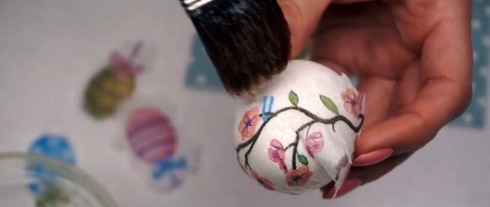 Without stickers and dyes, a cheap way to decorate eggs for Easter. Anyone can do it