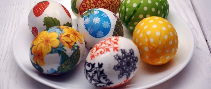 Without stickers and dyes, a cheap way to decorate eggs for Easter. Anyone can do it