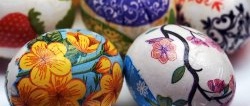 Without stickers and dyes: a cheap way to decorate eggs for Easter.Everyone can do it