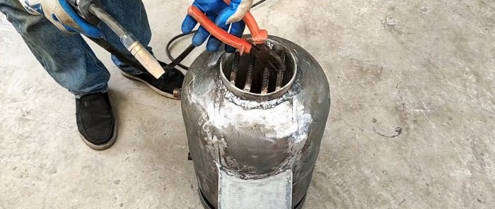 How to make a 2 in 1 wood stove from a gas cylinder with parallel heating of water