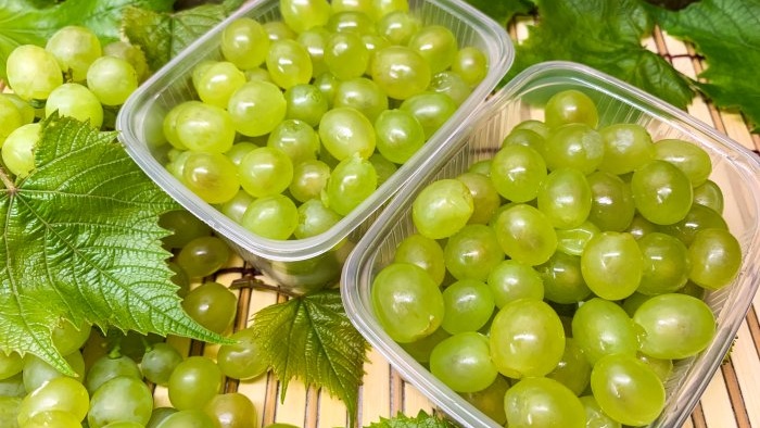 How to freeze green grapes so that the berries do not lose their original shape