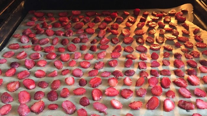 How to properly dry strawberries in the oven