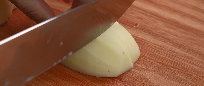 Crispy potato chips with onions without frying or oil