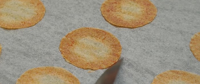 Crispy potato chips with onions without frying or oil