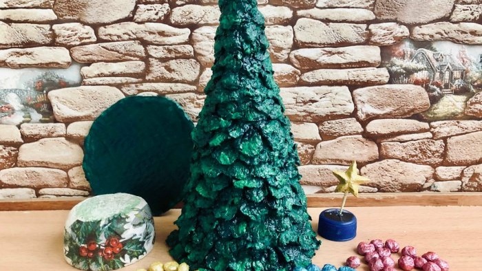 Christmas tree from egg packaging