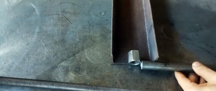 How to make a screw jack from available materials