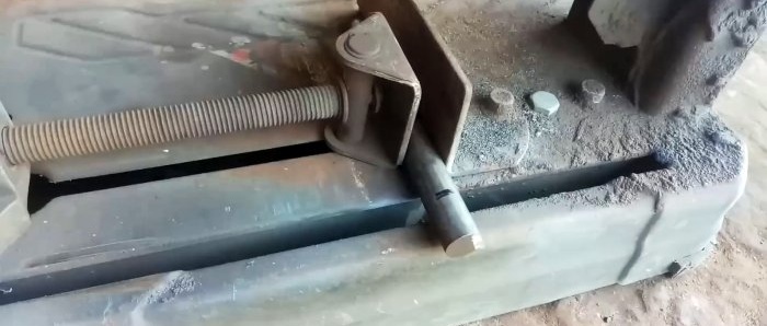 How to make a screw jack from available materials