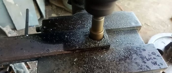 How to make a screw jack from available materials