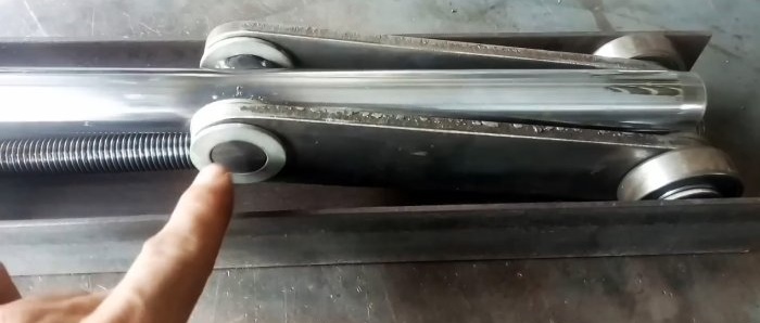 How to make a screw jack from available materials