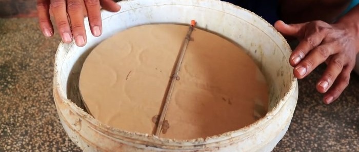 How to make a mouse trap from a plastic bucket