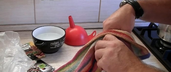 3 Ways to Open a Disposable Spice Grinder