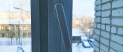 Does the handle of the plastic window sash not turn completely? How to fix