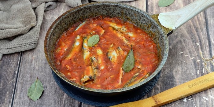 Capelin in tomato sauce