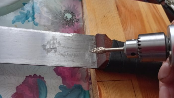 How to easily engrave a blade