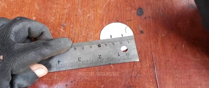 How to perfectly cut a pipe at right angles