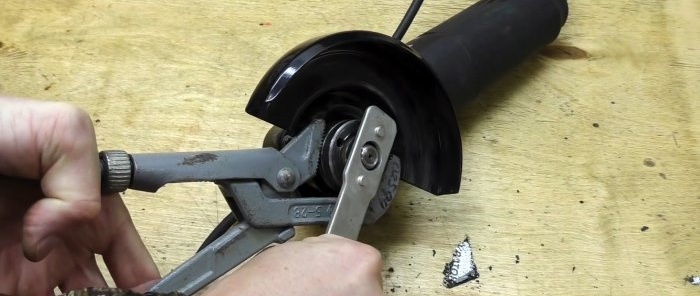 How to unscrew a jammed nut on an angle grinder and 1 trick to avoid it