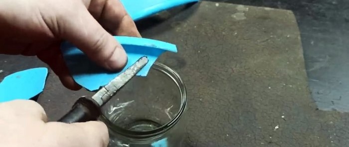 How to make liquid plastic for gluing or protecting wood and metal