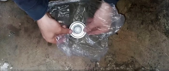 How to easily lubricate a sealed bearing