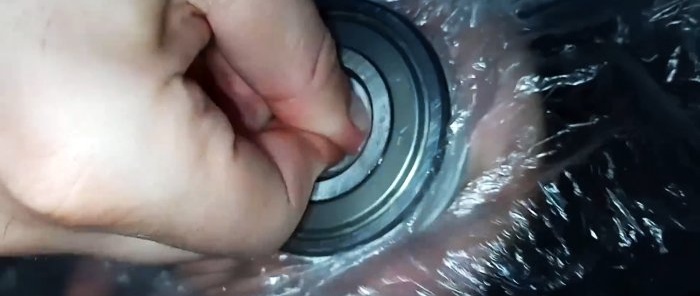 How to easily lubricate a sealed bearing