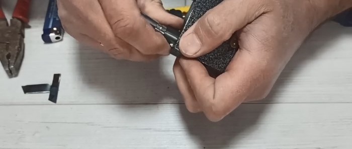 How to use a utility knife to open a lock if you lose your keys