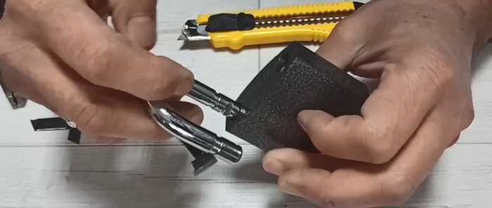 How to use a utility knife to open a lock if you lose your keys