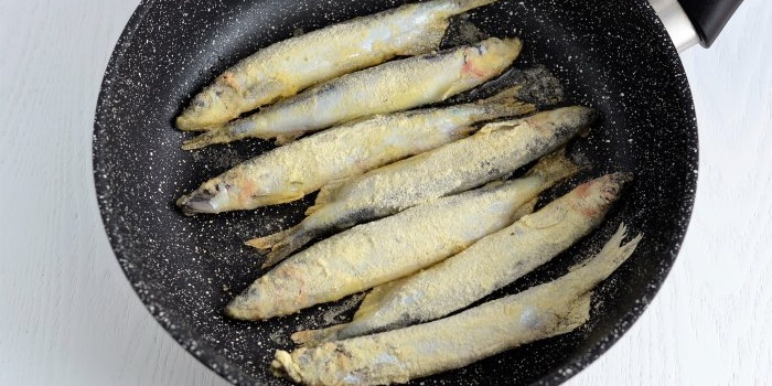 Crispy capelin breaded with corn flour