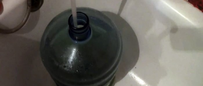 How to easily wash a 20 liter bottle of dirt and greenery